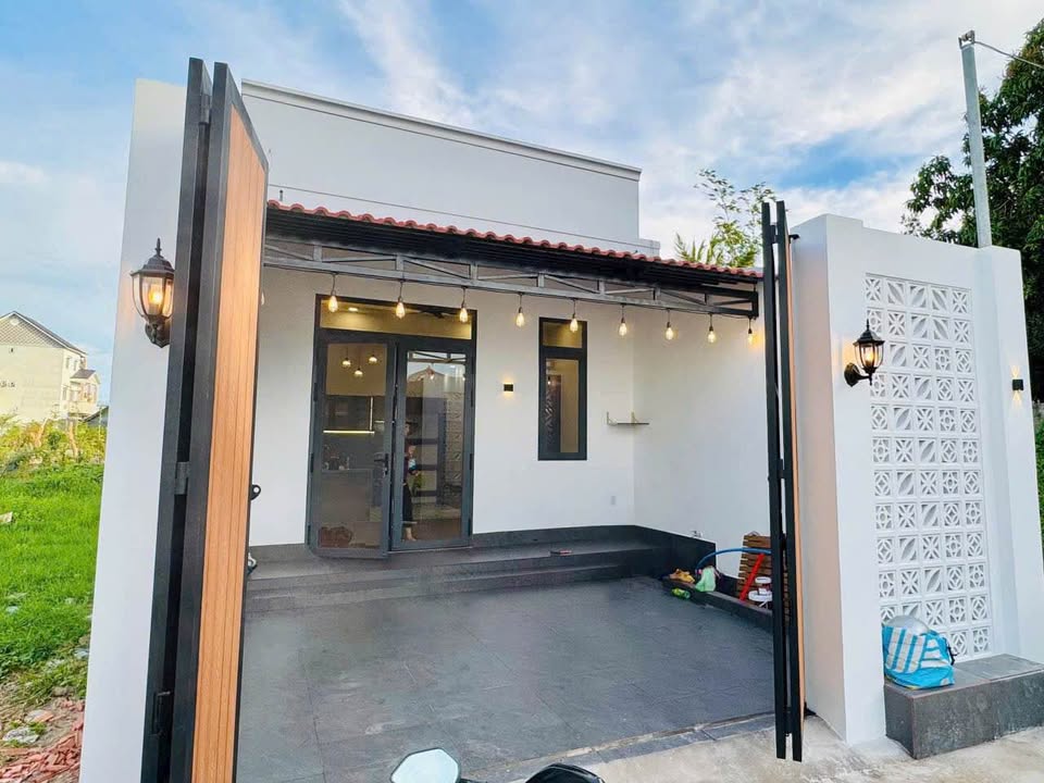 Chào mừng quý khách đến với "siêu phẩm" nhà cấp 4 hiện đại, tọa lạc trên con đường ô tô rộng rãi tại khu Ao Cá