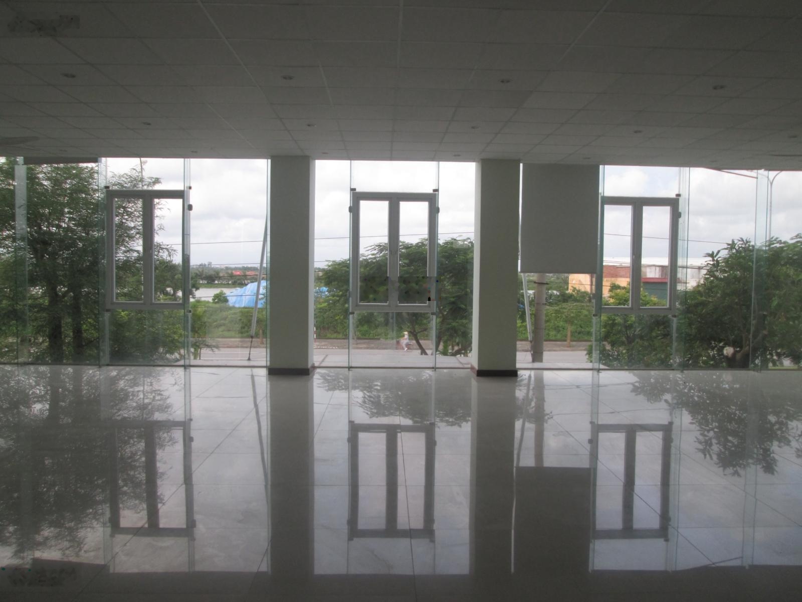 Cho thuê nhà mặt đường Phạm Văn Đồng, Anh Dũng, lô góc 2 mặt tiền, DTMB 330m2 thông sàn đẹp