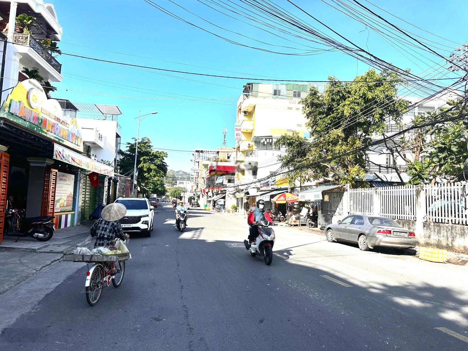 Lô góc đông nam đẹp nhất bắc nha trang. ngang 13.2m - dt 299,4m - cách biển hòn chồng 200m