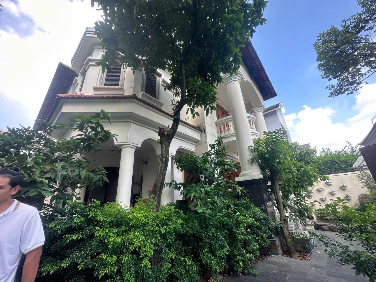 Biệt thự góc 'sang chảnh' Hiệp Thành 3, sân rộng rãi, nội thất 'xịn sò', giá 'hời'