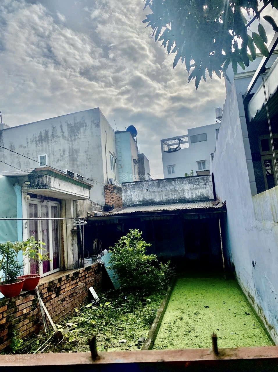 Tỉnh Lộ 10, nhà nát tiện xây mới, hẻm xe hơi, nở hậu, DT 106m2-giá 4.35tỷ, khu tiện ích gần Tên Lửa