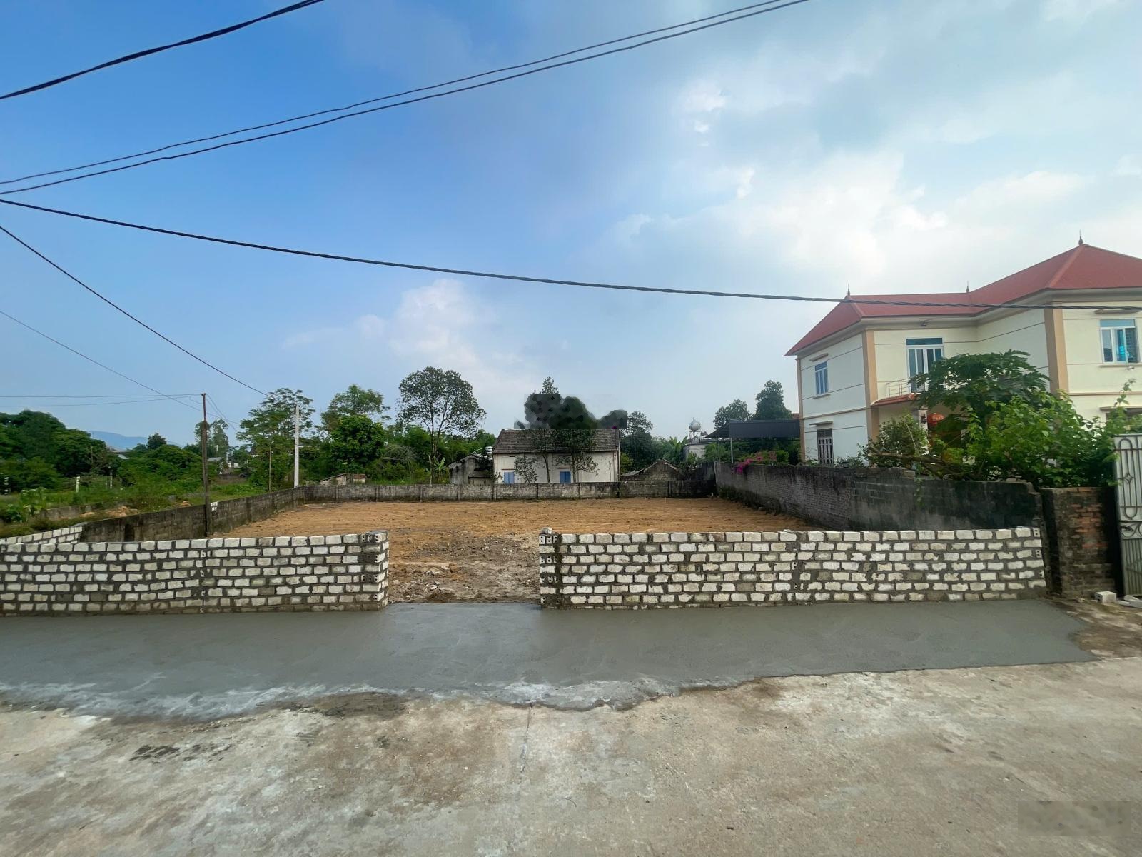 Bán gấp đất 2 mặt tiền cực đẹp tại Hướng Đạo, Tam Dương giá rẻ nhất khu vực