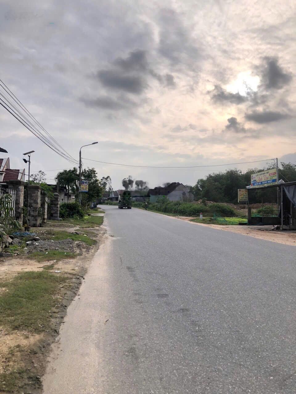 Chính chủ cần bán lô đất MT đường DT 611 . Đường nhựa lớn 8m ,lề 10m mỗi bên .