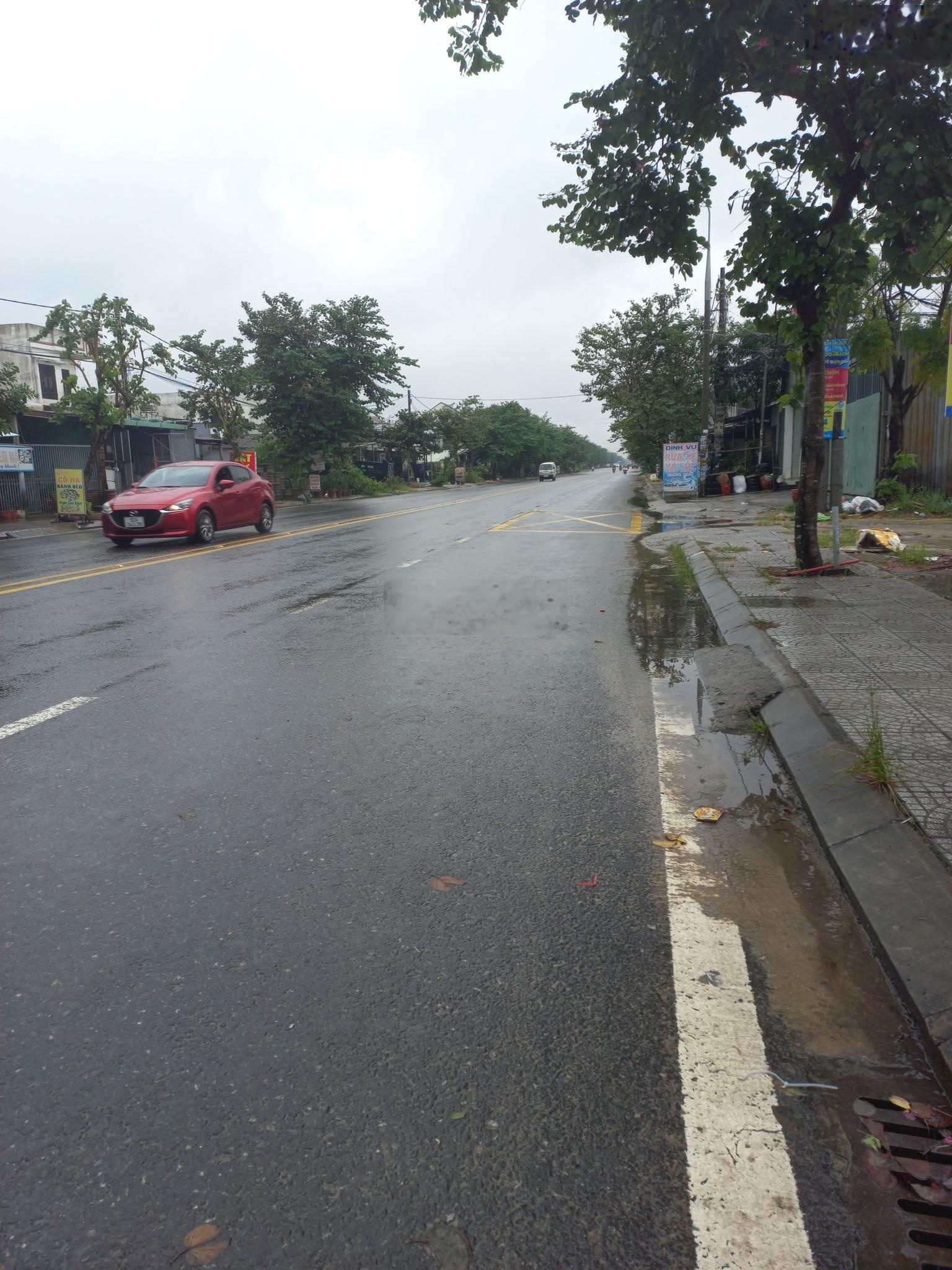 Nhà mặt tiền đường Nguyễn Tất Thành, Hội An, đường 30m giá chỉ bằng đường 7m5