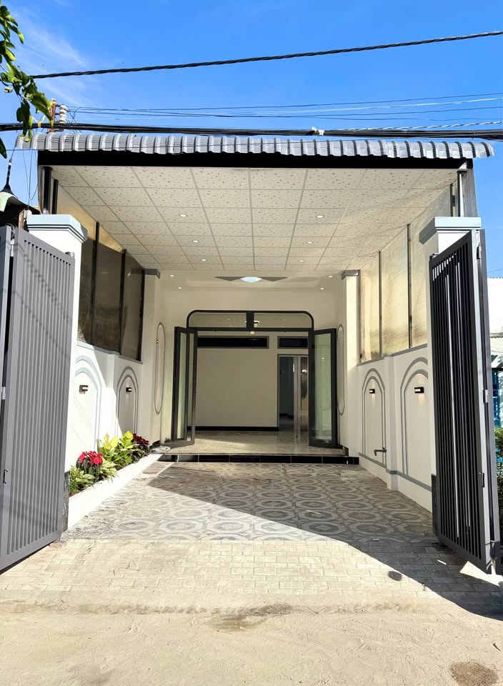 Nhà Lạc Long Quân nở hậu tài lộc, đường 10m, giá 'hời' 1.49 tỷ