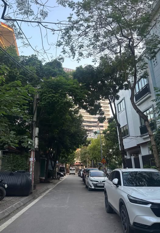 Bán nhà Xuân Đỉnh, diện tích 35m2, xây 5 tầng, xe ô tô ngay cổng, chỉ vài bước chân là ra tới phố