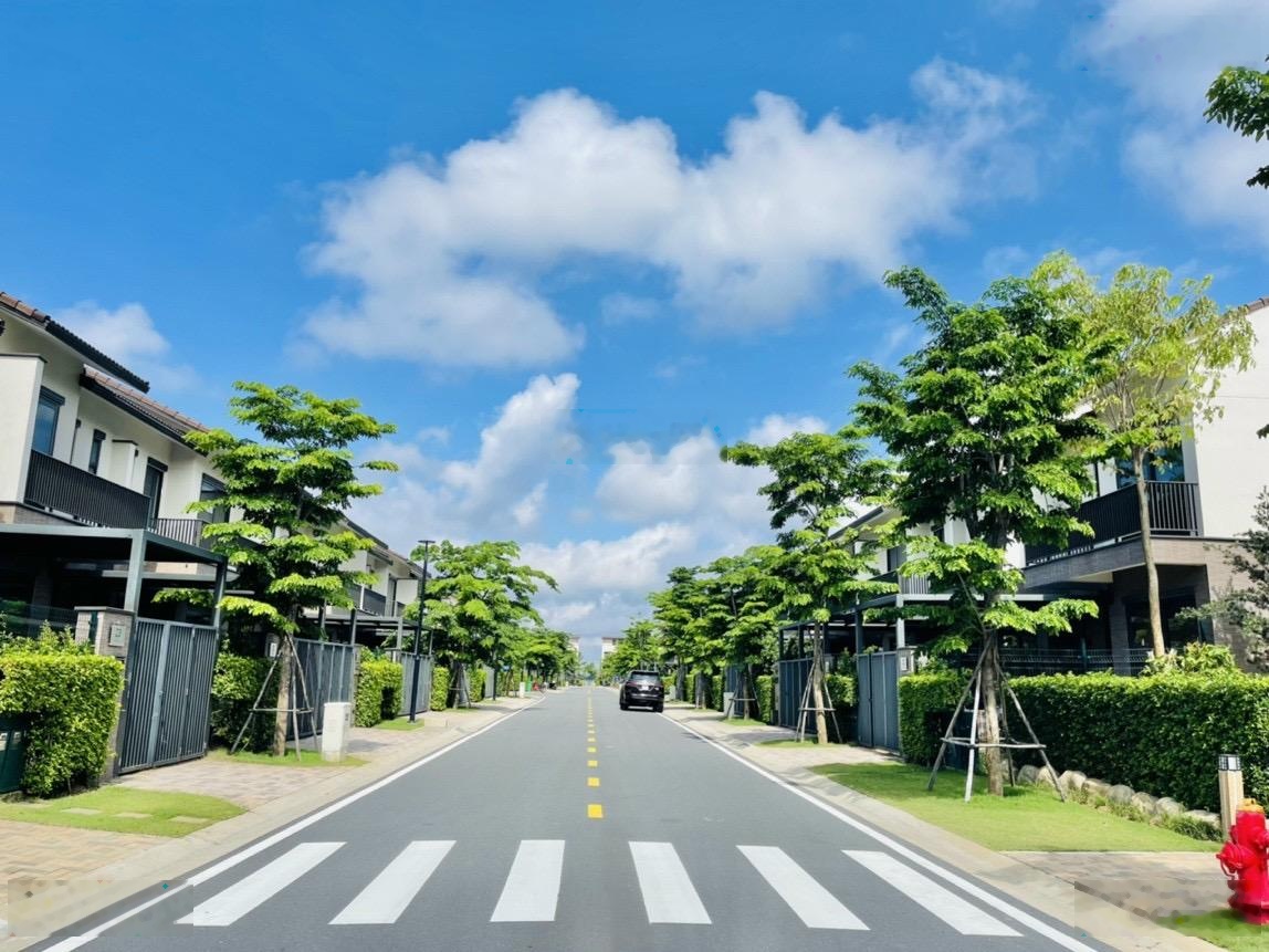 Bán gấp căn nhà phố vườn 1 trệt 1 lầu trục chính 16m giá 4,1 tỷ hoàn thiện mặt ngoài, thô bên trong