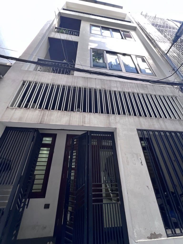 Nhà phân lô Cầu Giấy, mặt tiền rộng, ô tô tránh, có ô chờ thang máy, giá 16 tỷ