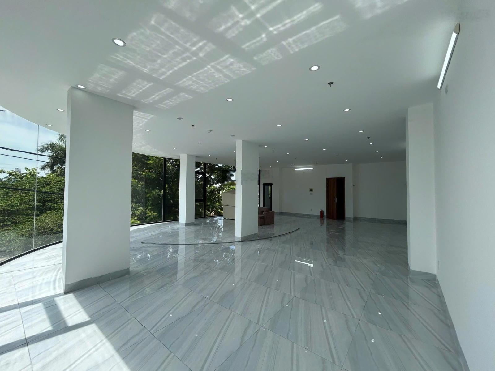 cho thuê nhà 2 tầng trống suôt ngay trung tâm ! gần sân. bay đà nẵng dt ngang #9m x 41 x 2 tầng c