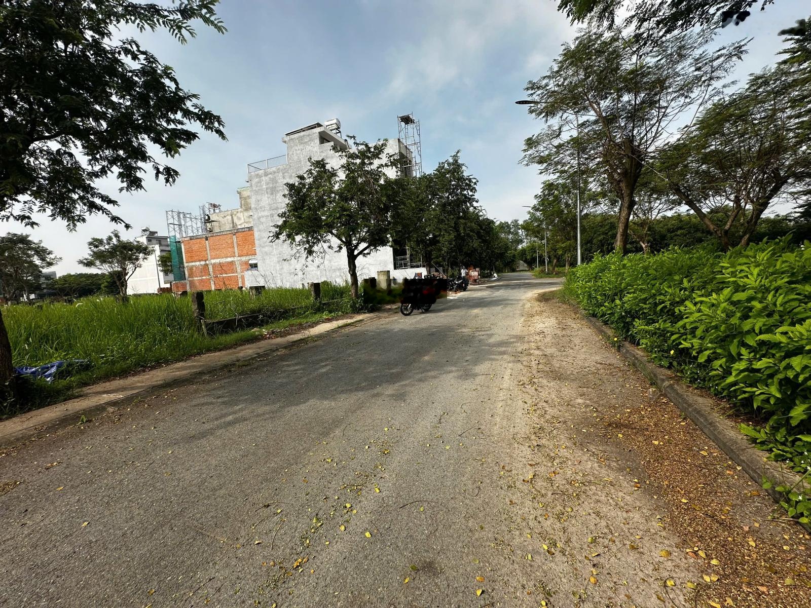 Chính chủ gửi bán gấp lô đất 100m2 5x20m đối diện công viên thuận tiện kinh doanh. LH 0938793786