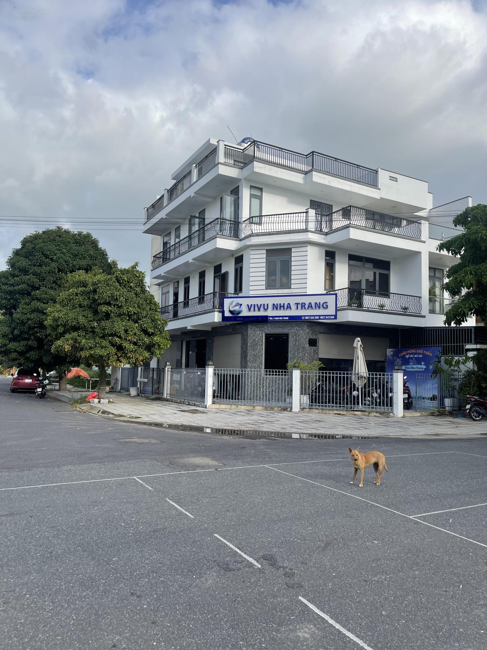 Chủ cần tiền bán gấp nhà kề gốc đổ mê gói 4 Thái Xuân KĐT Mỹ Gia đang cho thuê tháng 7tr, đường 16m