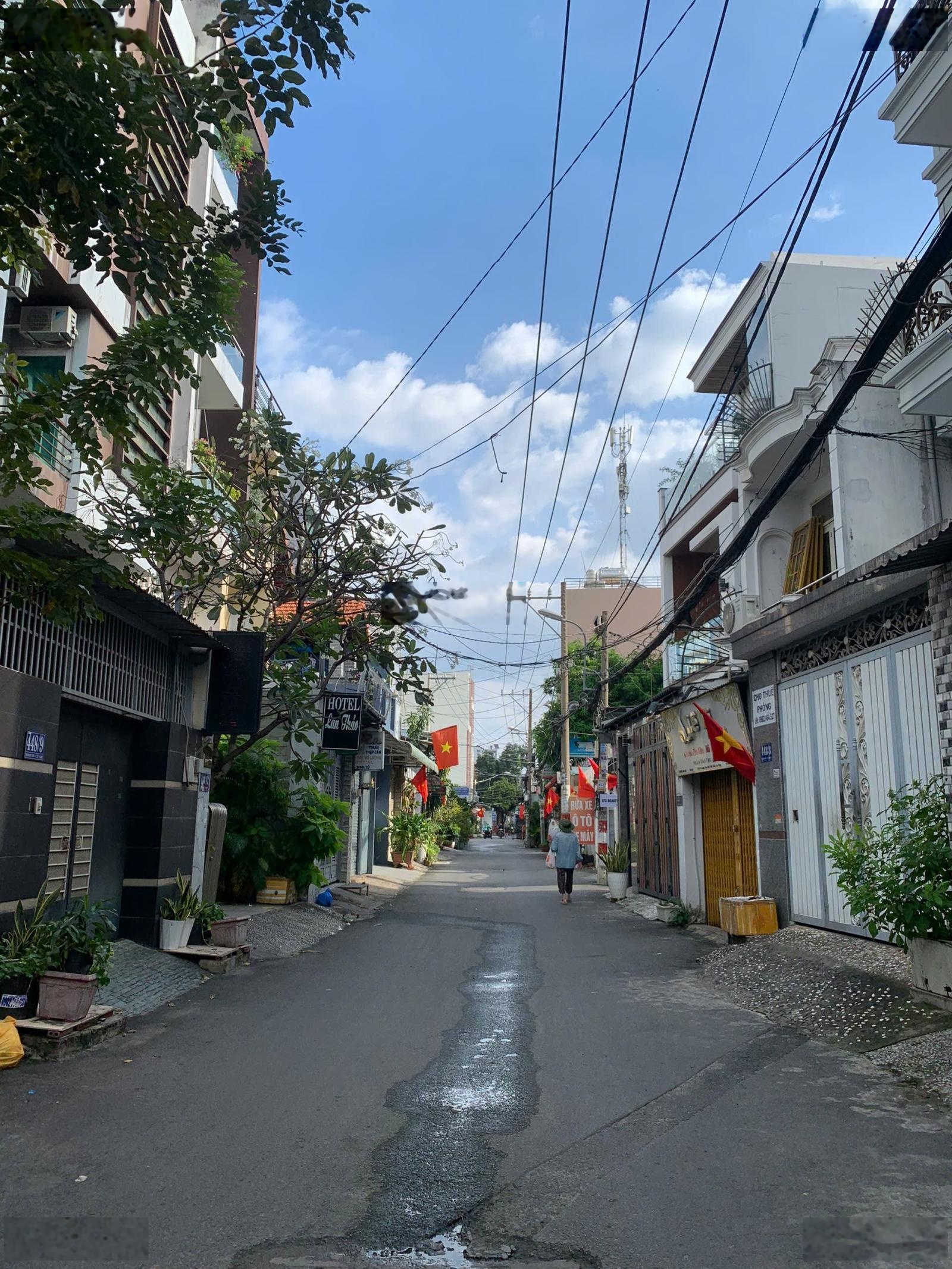 Bán tòa nhà ngay siêu thị emart hầm 6 tầng 35 phòng căn góc nở hậu 12.8m dt 172m2 cn giá 20,5 tỷ