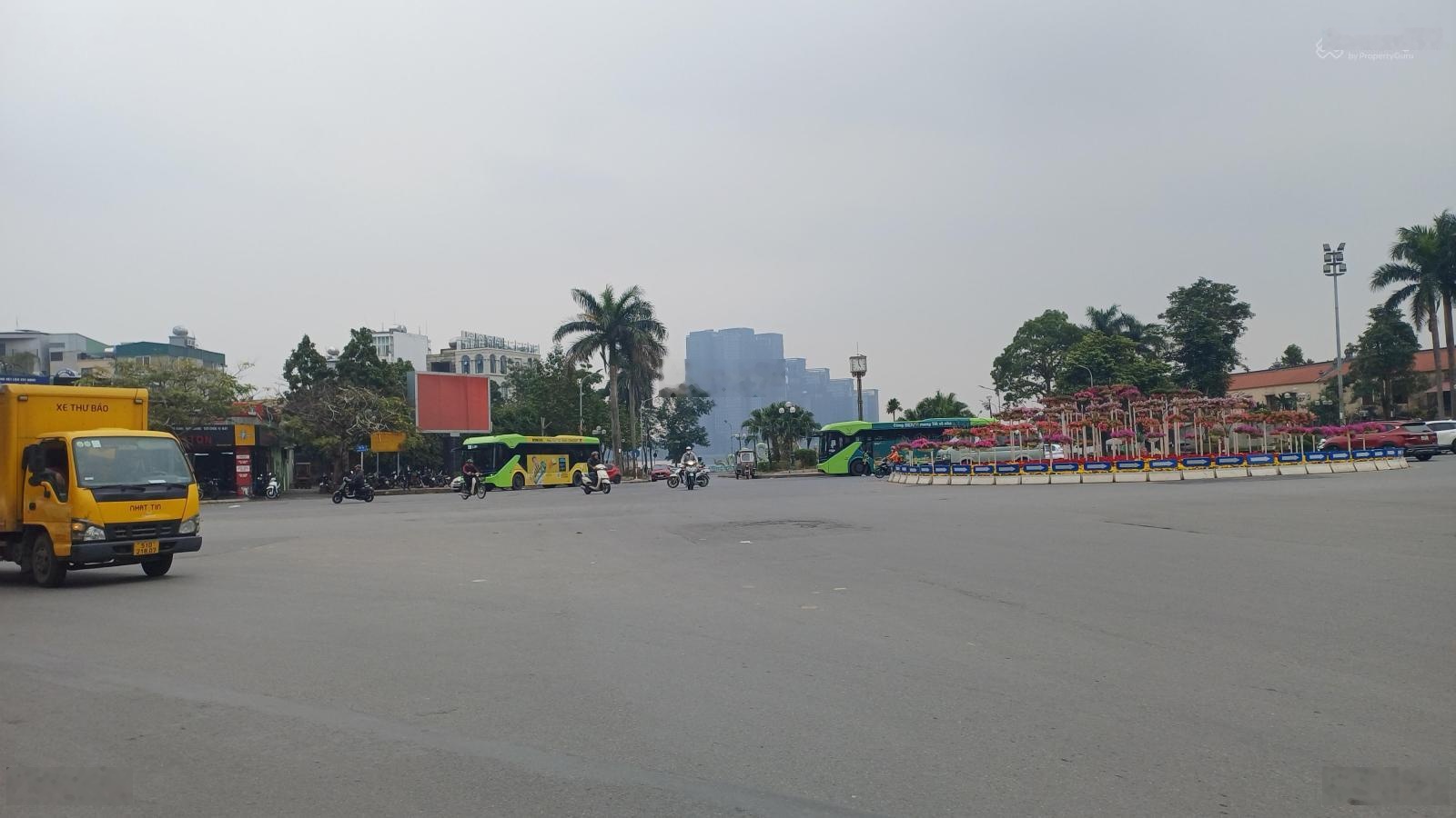 Bán đất phố Lạc Long Quân 300m mặt tiền 15m ô tô vào tận đất giá 58 tỷ