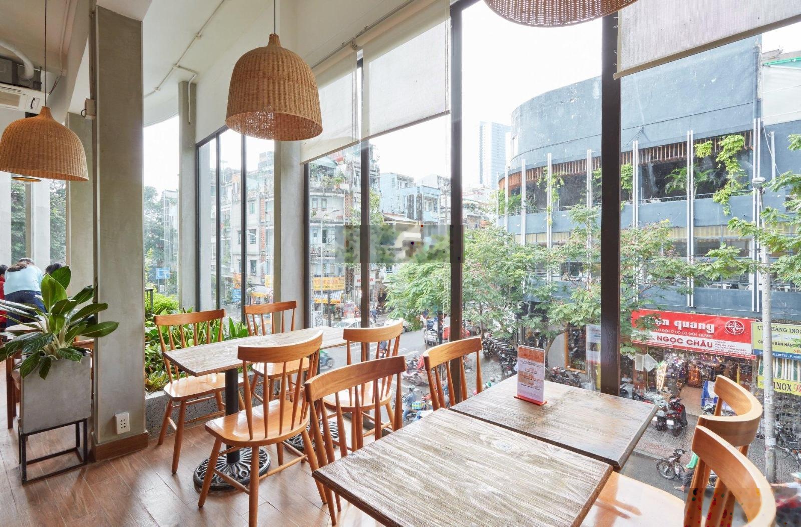 CHO THUÊ NHÀ GÓC - 141 Nguyễn Thái Bình, Quận 1 - Trống suốt KDTD