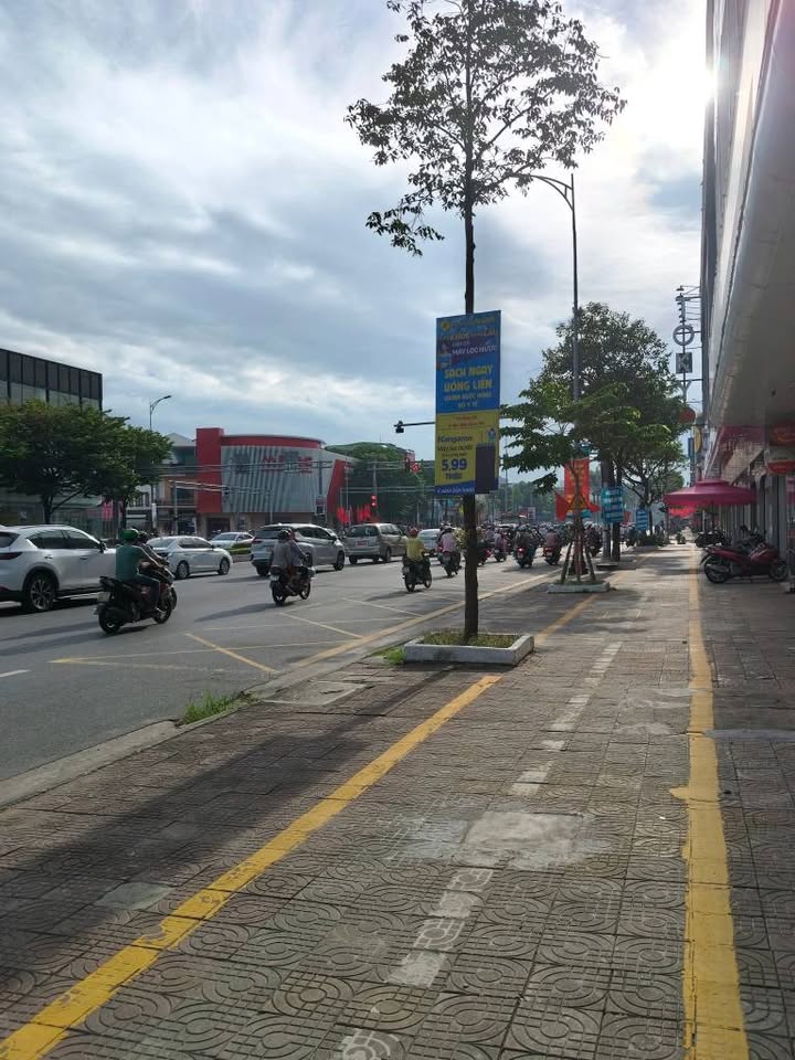 Chào mừng quý vị đến với cơ hội sở hữu ngay căn nhà 4 tầng tuyệt đẹp tọa lạc tại mặt tiền đường Điện Biên Phủ sầm uất