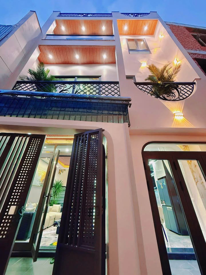 Nhà 3 tầng đẹp không tì vết, kiệt ô tô thông, sát biển Đà Nẵng