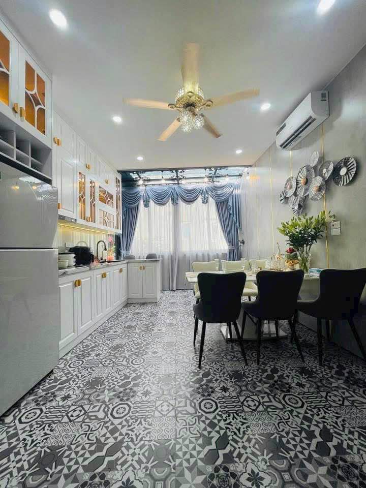 Siêu phẩm Đống Đa nhà 4 tầng thang máy, tặng full nội thất, ngõ thông, gần phố, ô tô quay đầu