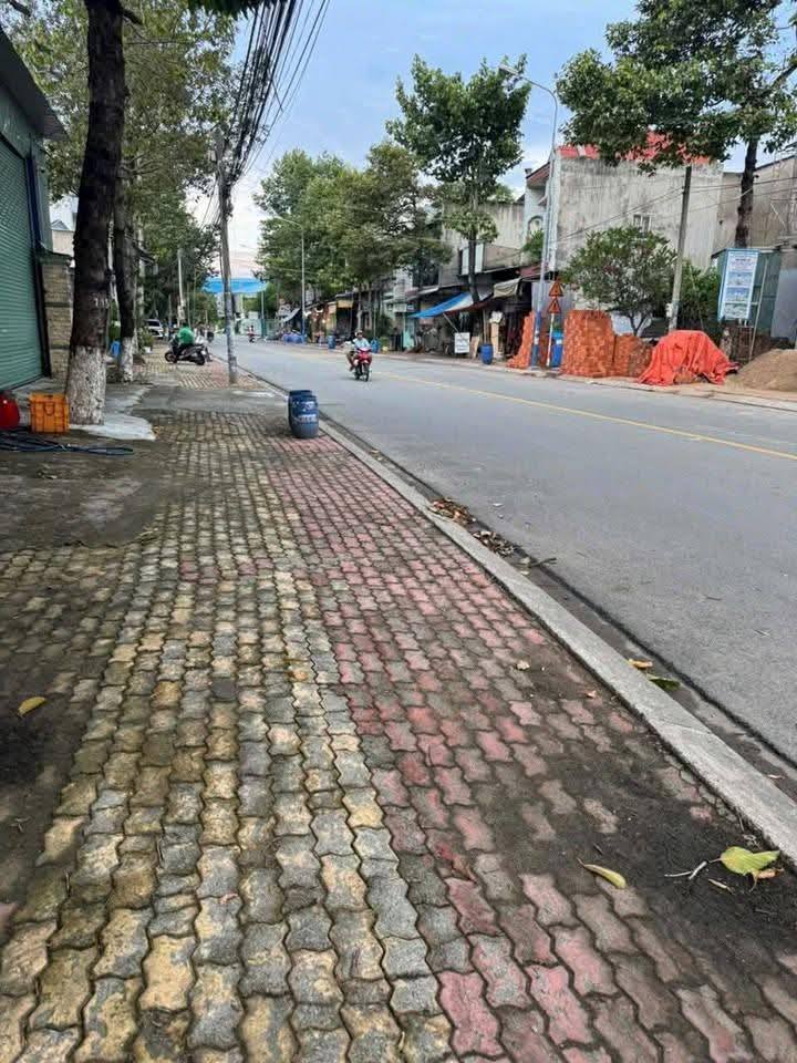 Nhà sổ riêng chợ Dĩ An 2,75 tỷ, tặng kèm 2 căn nhà, giá hời như mơ