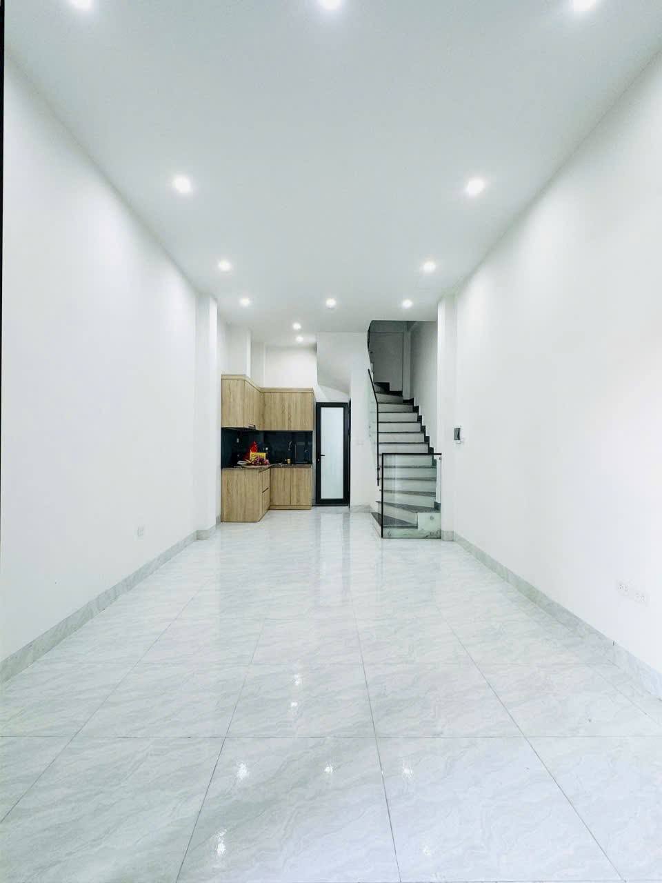 Nhà phố Hồng Tiến 5 tầng, 35m2, ô tô đỗ cổng, 1 nhà ra mặt phố, view công viên