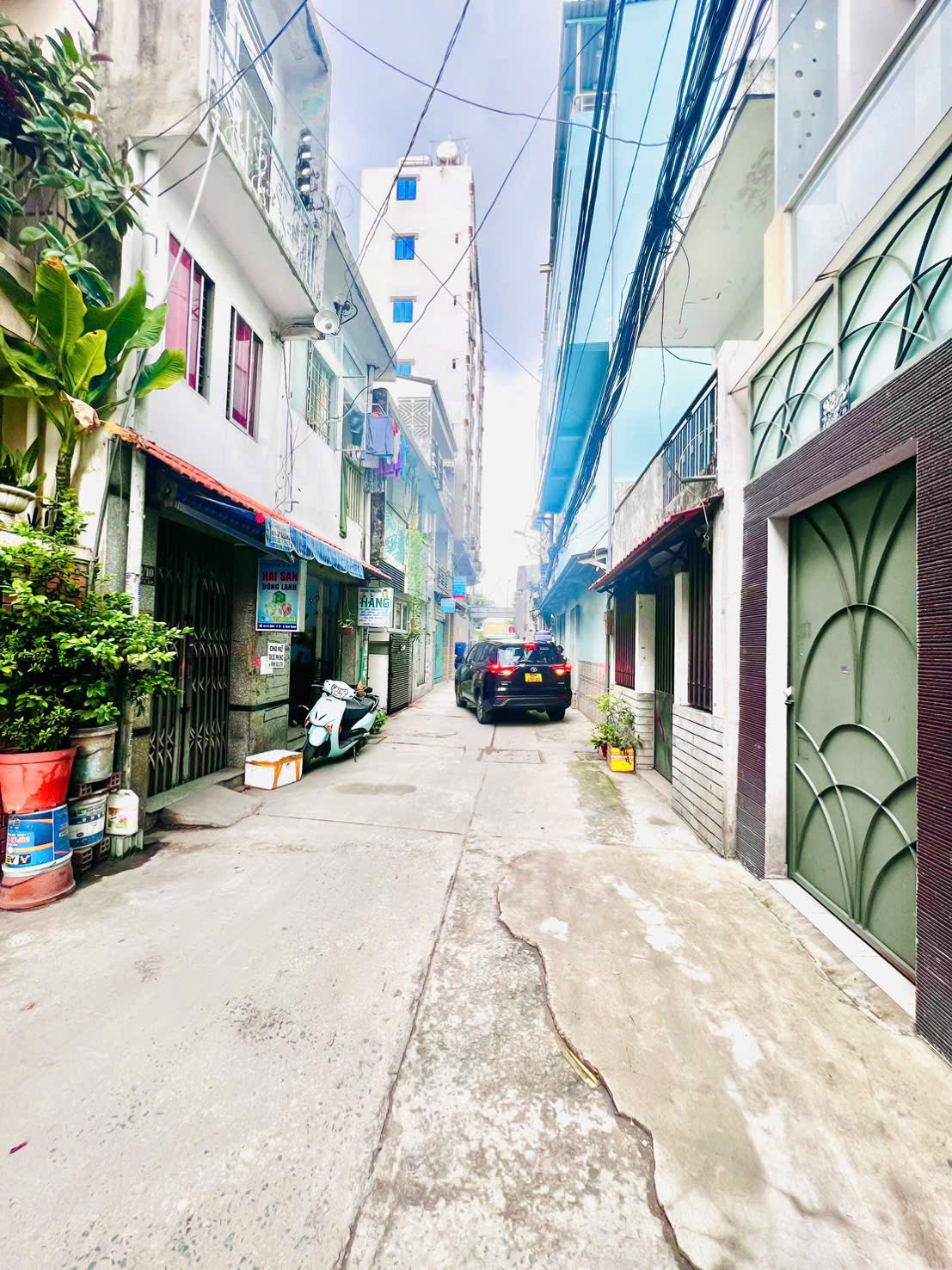 Nhà 3 tầng, 5 ngủ, hẻm xe hơi 6m, giáp Quận 1, dòng tiền 30 triệu/tháng