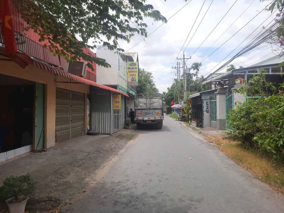 Đất mặt tiền nhựa, sát trường học, giá 200 triệu/nền - Bến Tre