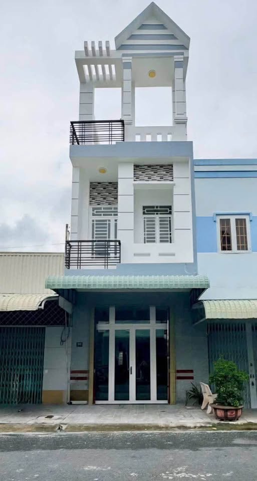 Bán nhà 3 tầng trung tâm Long Xuyên, 56m², giá 2 tỷ