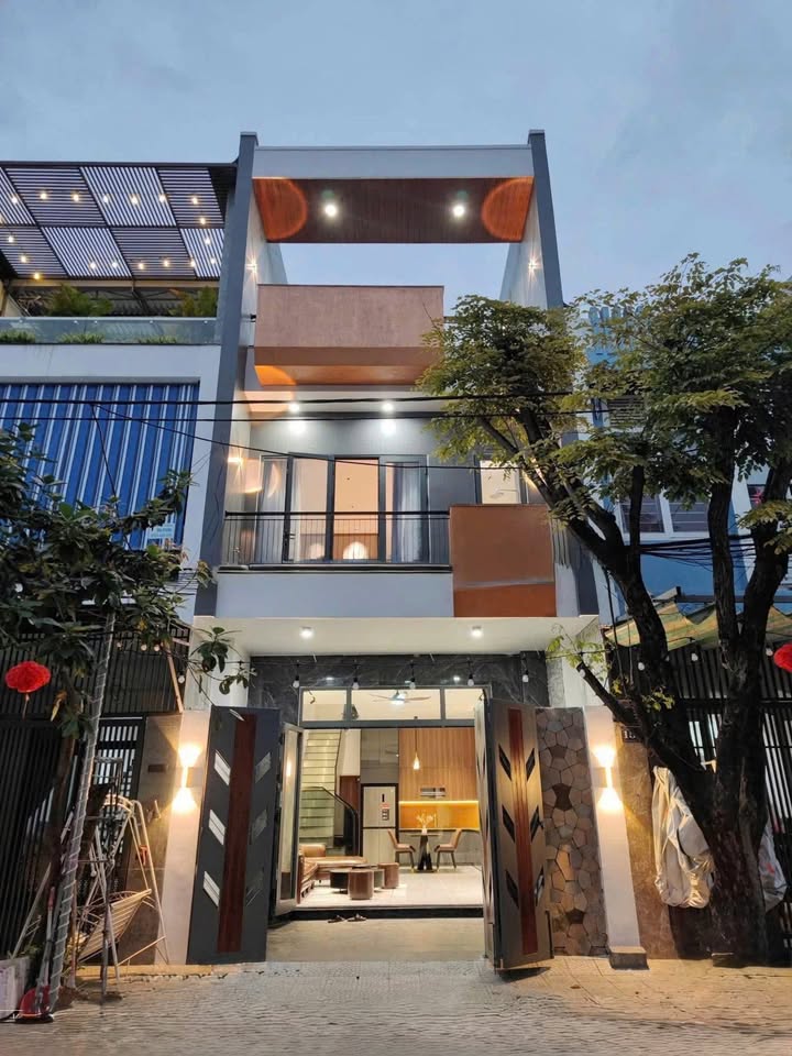 Nhà 1 tỷ 860 triệu, 3 lầu 3 phòng ngủ, sân ô tô, gần Đại Nam