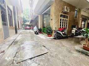 Nhà Cầu Giấy 33m2, 5 tầng, oto đỗ cửa, góc xinh