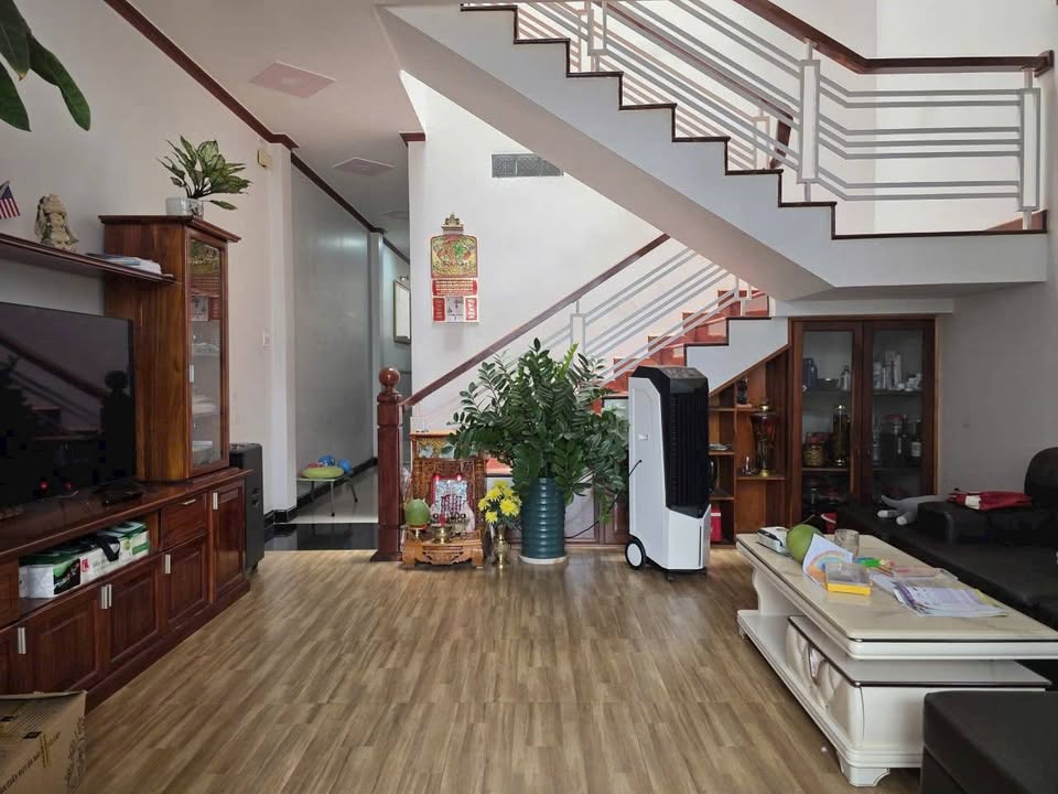 Nhà 1 lầu mặt tiền Trần Quang Diệu, Phan Thiết 100m2, 4 phòng ngủ, sân đậu ô tô, giá hời