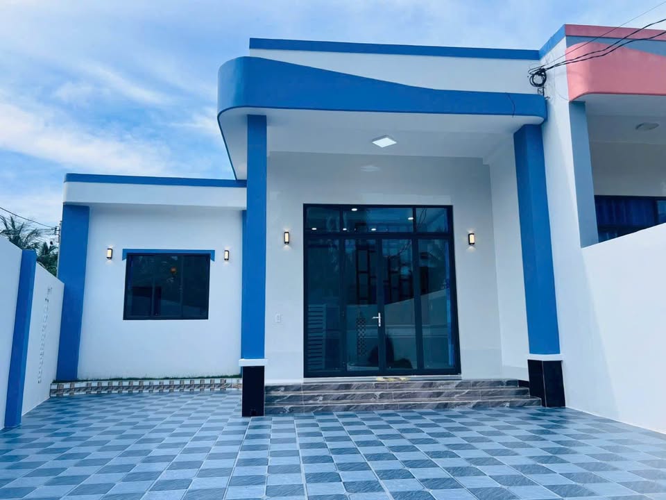 Bán nhà góc 2 mặt tiền Phú Nhuận, Bến Tre, 160m2, nở hậu, giá 1,69 tỷ