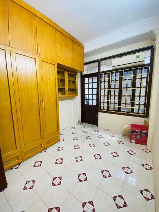 Cho thuê gấp nhà 5 tầng full nội thất, 3 phòng ngủ, 3 vệ sinh tại Lê Duẩn, Đống Đa