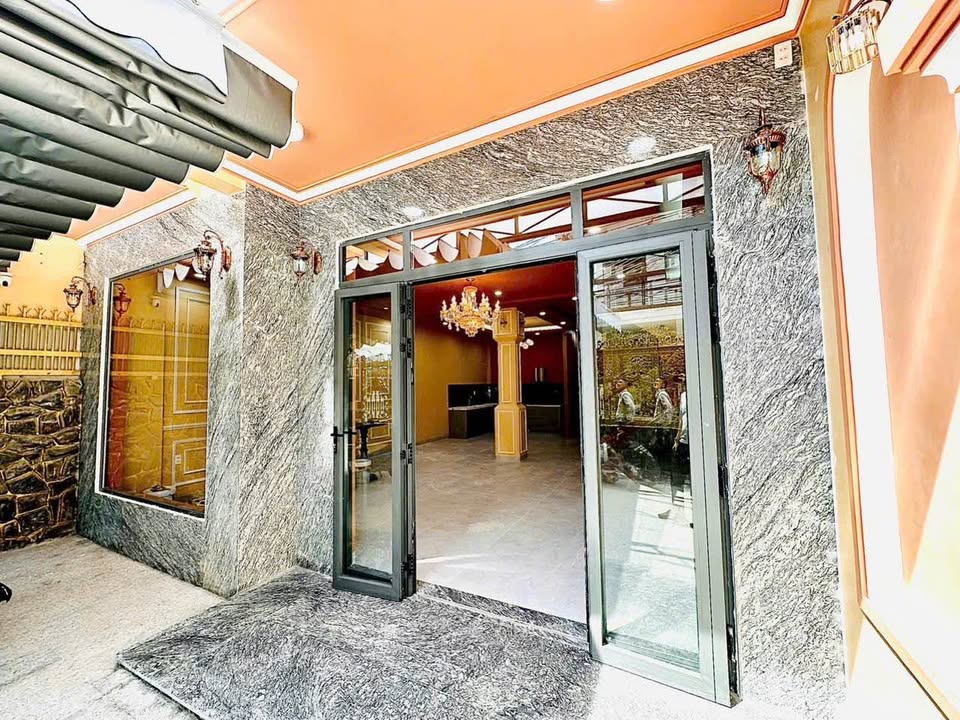 Bán gấp nhà góc 2 mặt tiền, 3 tầng, 113,6m2, Vĩnh Phước, Nha Trang