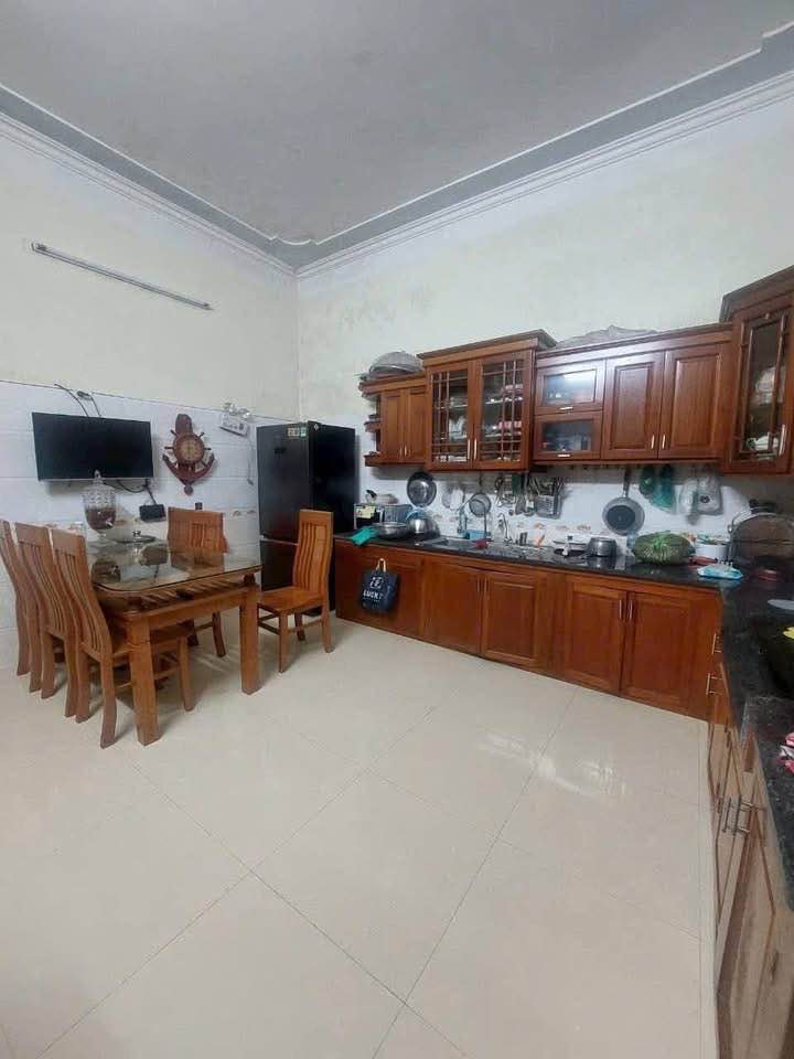 Nhà 2 tầng mặt đường Trần Thành Ngọ, Kiến An - Góc Đông Nam, 3 ngủ, sổ đỏ 99.6m2, giá 3 tỷ