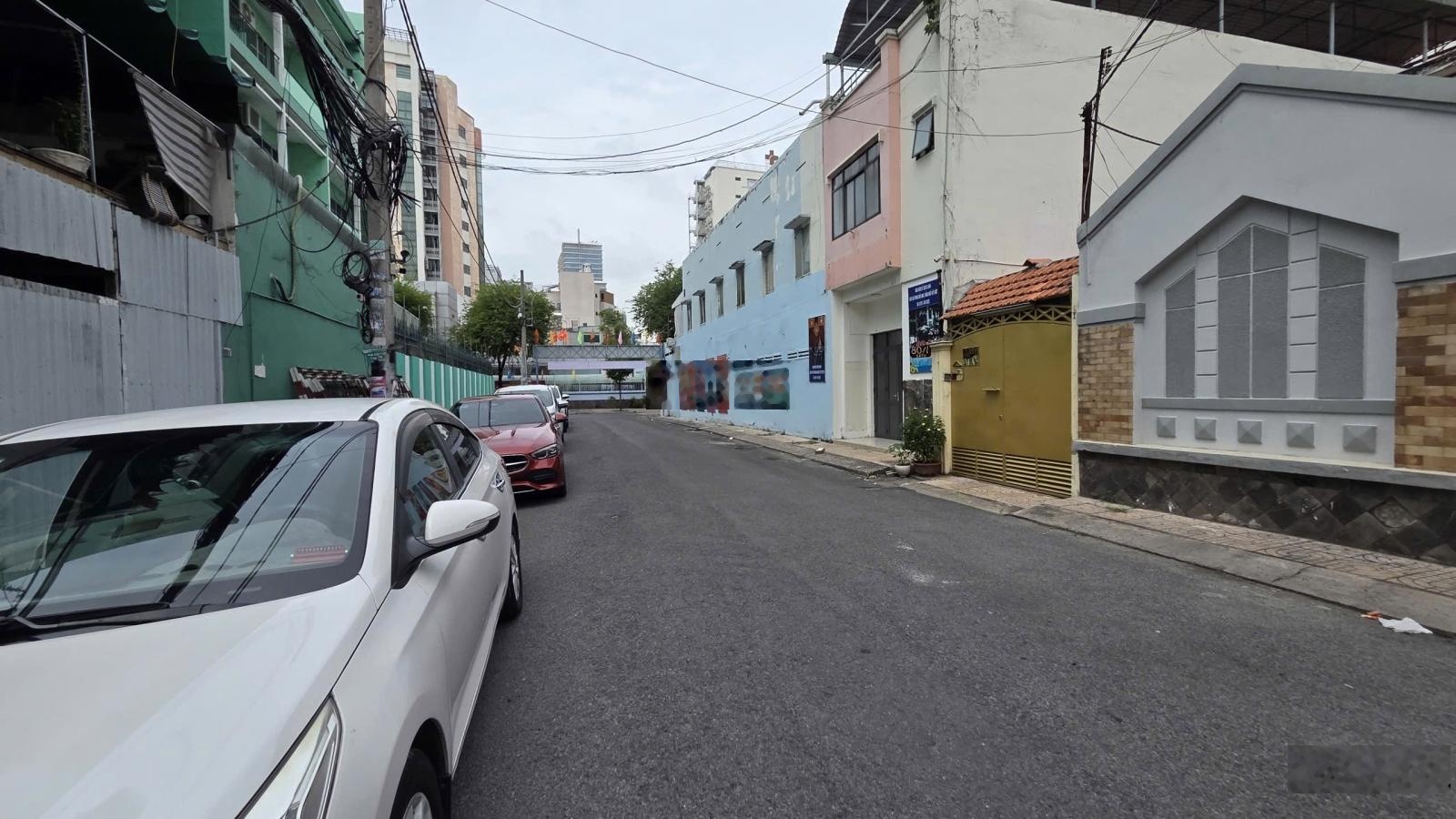 Cho thuê ngôi biệt thự cổ điển - DTSD hơn 1000m2 toạ lạc tại đường Bà Huyện Thanh Quan - Quận 3