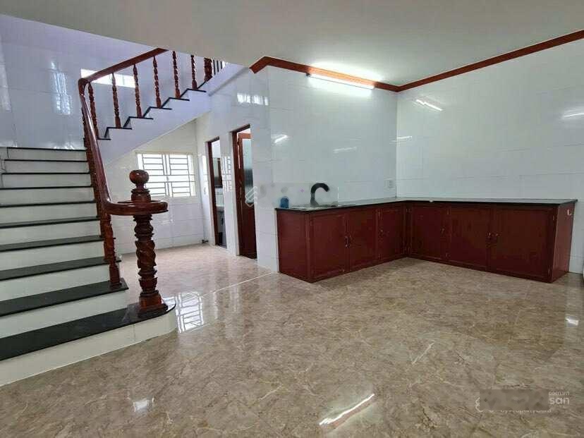 Cho thuê nhà 240 m2 Nguyễn Văn Linh kế bệnh viện đa khoa Cần Thơ