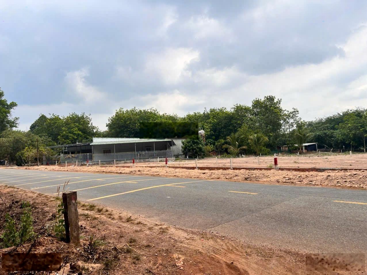 Bán gấp 400m² đất TP. HCM nằm ngay mặt tiền đường huyện sẵn 200m² thổ cư, cạnh THPT Trần Quang Diệu