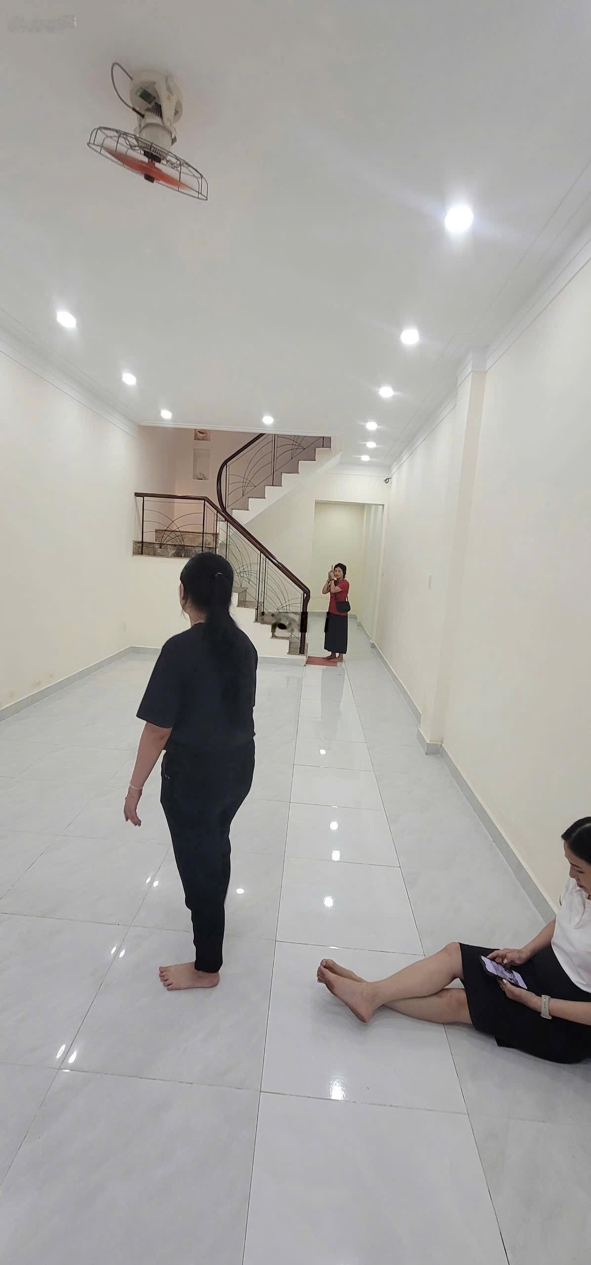 Khan hiếm! Cho thuê nhà nguyên căn chỉ 22tr ngay đường Bà Lê Chân, Tân Định, Quận 1 . DT: 4x20-80m2