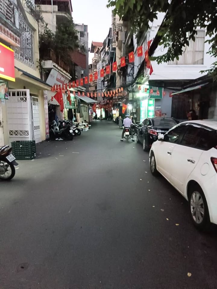 Bán nhà Cầu Giấy, 30m2 x 6 tầng, mặt tiền 5m, tặng full nội thất, giá 8 tỷ nhỉnh