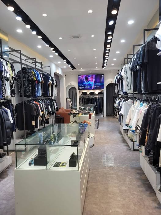 Mặt phố Hoàn Kiếm kinh doanh đỉnh, vỉa hè rộng mênh mông