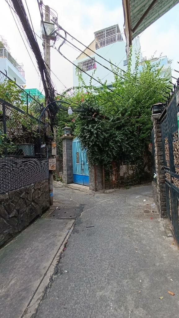 Nhà Quận 4, hẻm thông, sân rộng, đi Quận 1 chỉ 5 phút