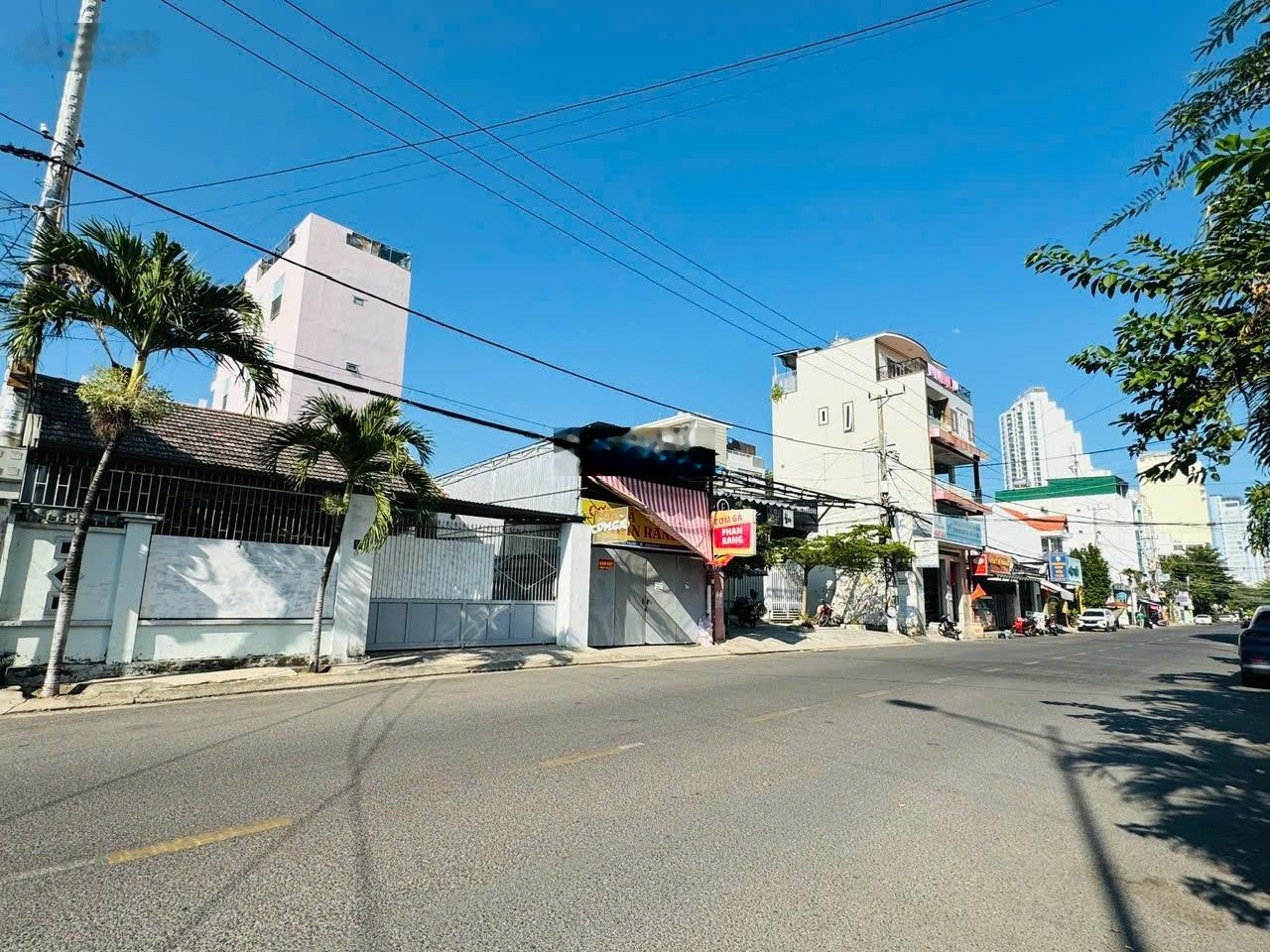 Cần bán lô đất gần biển bãi tắm Hòn Chồng, mặt tiền đường Củ Chi mặt tiền rộng kinh doanh