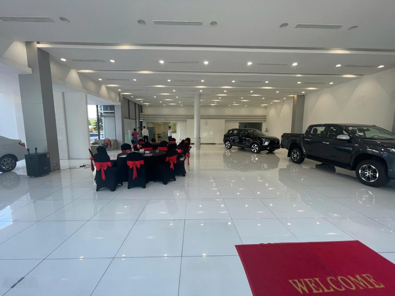 Cho thuê nhà mặt phố Trần Duy Hưng cực đẹp, Diện tích 300m2 x 2 tầng, Mặt tiền 20m