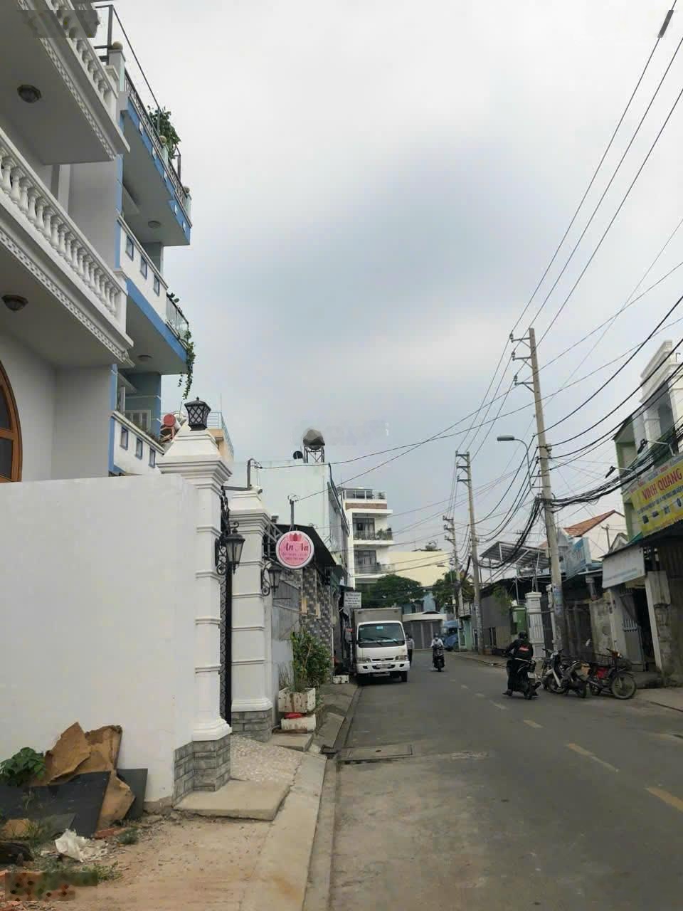 Nhà cũ, đất lớn mặt tiền chỉ 22.5 tỷ có 250 m2 tp thủ đức.