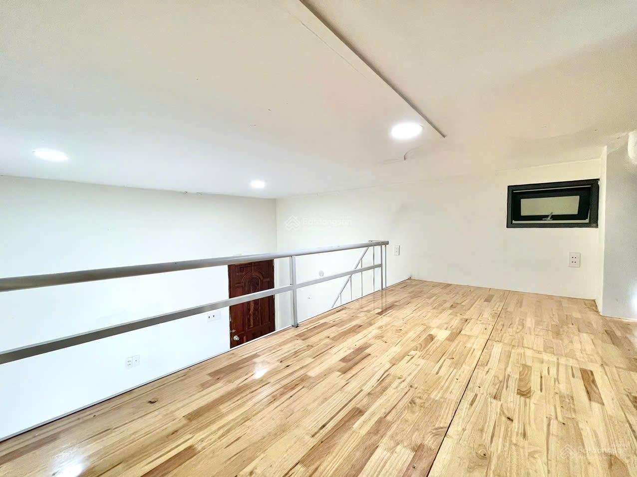 Phòng có gác mới xây cửa sổ trời - giá tốt