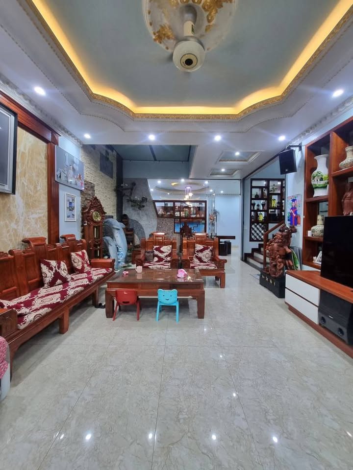 Nhà 3 tầng khu đô thị Tuệ Tĩnh, 8m mặt tiền, 3 ô tô tránh, giá 9.8 tỷ