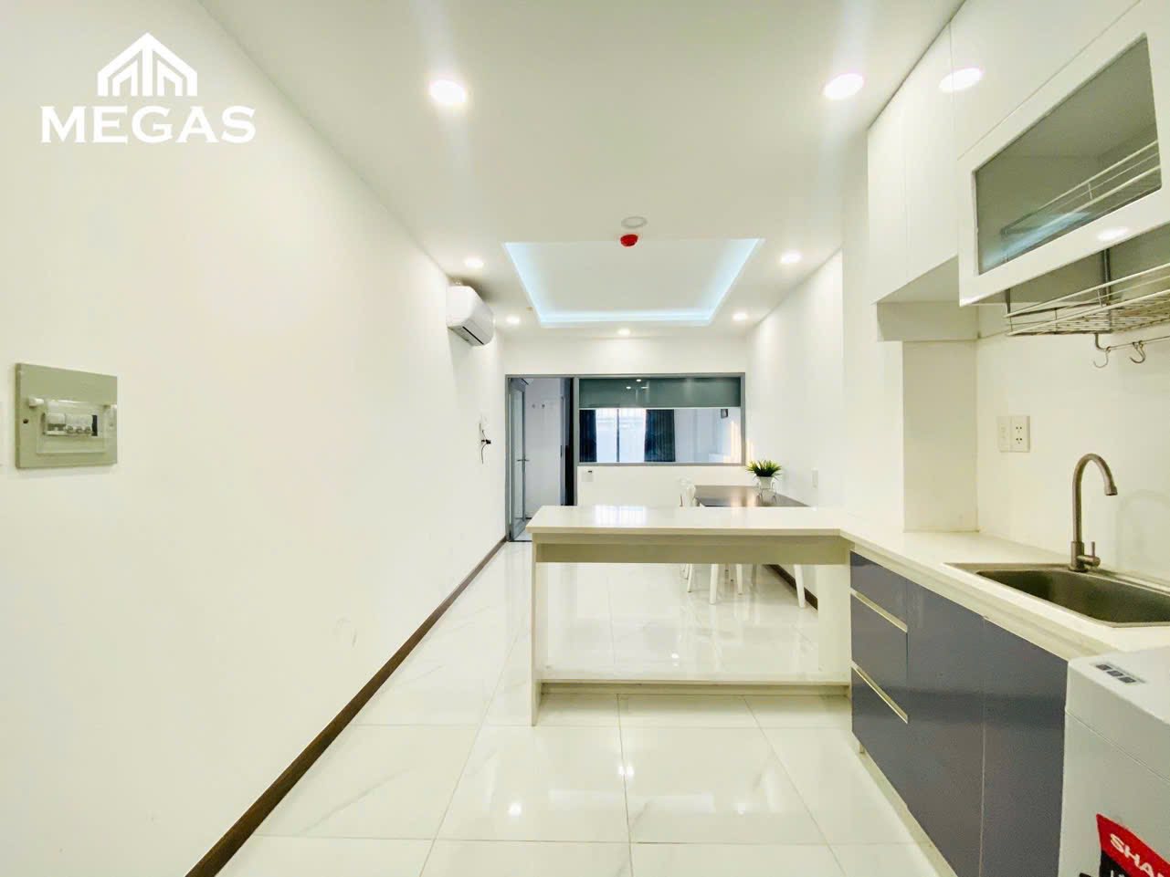 Căn hộ 1 phòng ngủ full nội thất, ban công thoáng mát, tọa lạc ngay mặt tiền đường Nguyễn Duy Trinh