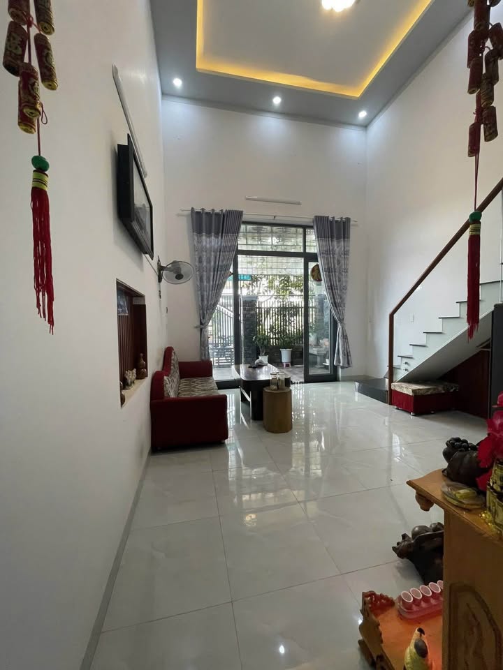 Bán nhà xinh mặt tiền đường nhựa 7m, 3 phòng ngủ, 2wc, giá 2.2 tỷ chốt đơn