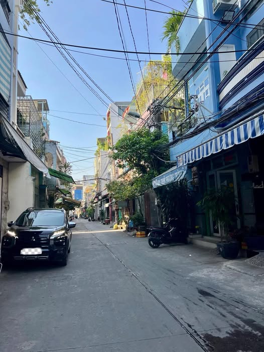 Tọa lạc tại vị trí đắc địa Ông Ích Khiêm, Quận 11, căn nhà góc hai mặt tiền này mở ra một không gian sống lý tưởng