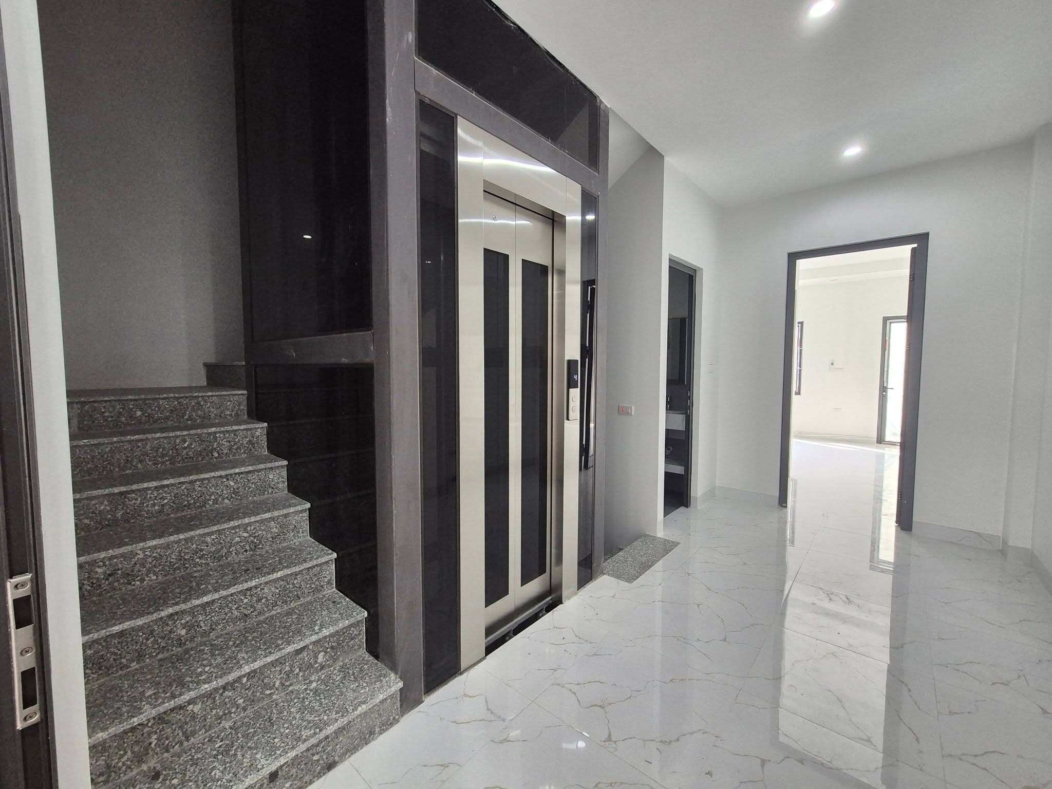 Cần bán tòa văn phòng tại phố Thanh Đàm, vị trí đắc địa với mặt ngõ ô tô tránh, 120m2, giá 21,9 tỷ