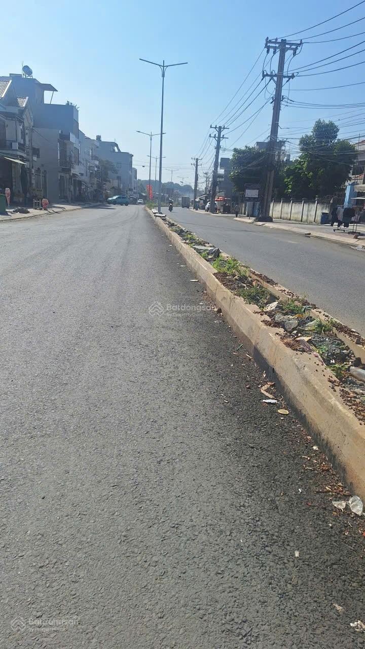 Chính chủ cần bán mt kinh doanh buôn bán. p.đông hoà,giáp làng dhqg. dt 500m. t.cư 400m. ngang 10m